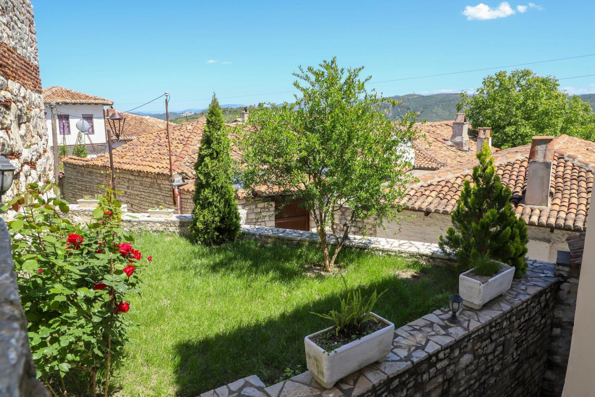 Guest House Vasili Berat Exterior foto