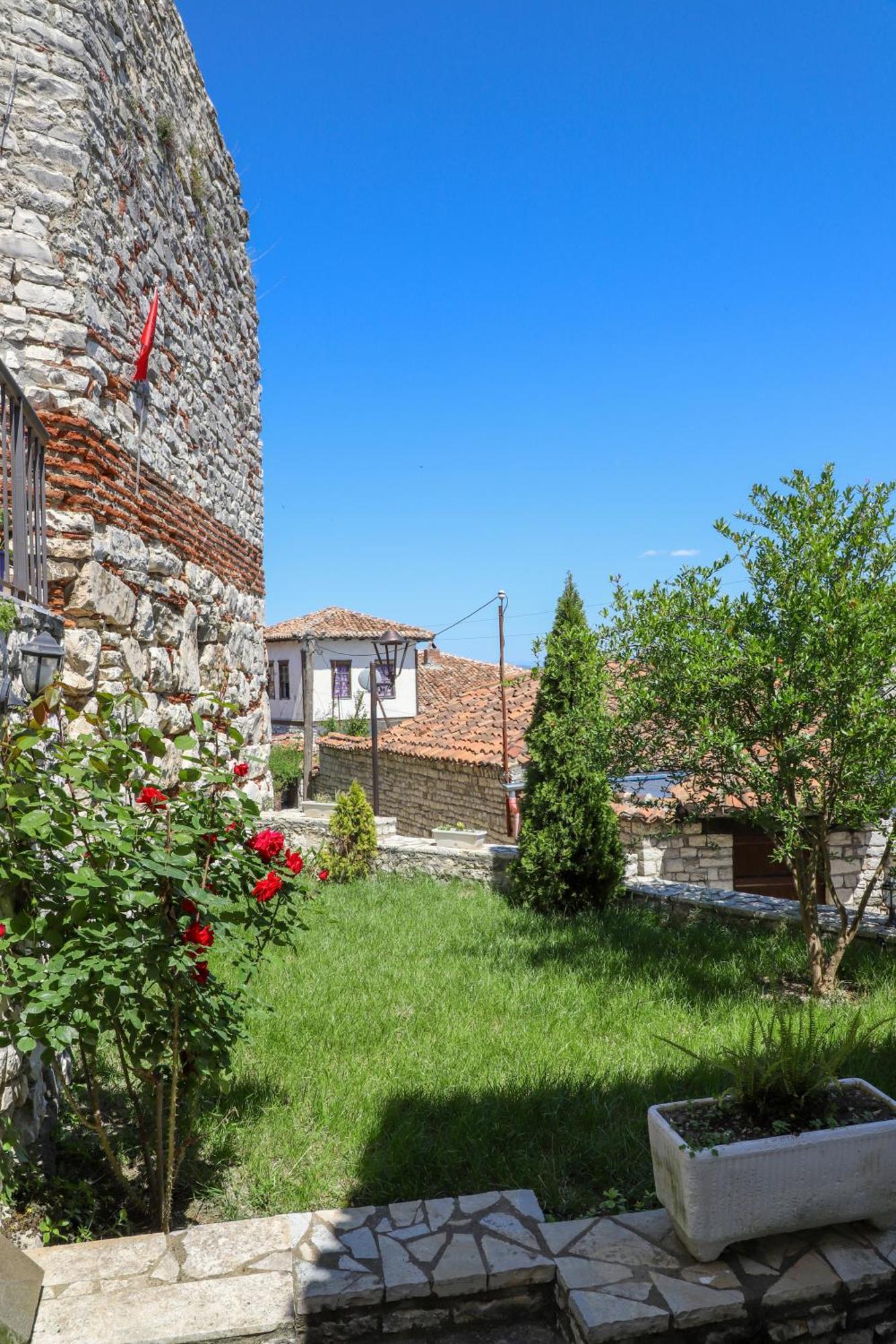 Guest House Vasili Berat Exterior foto